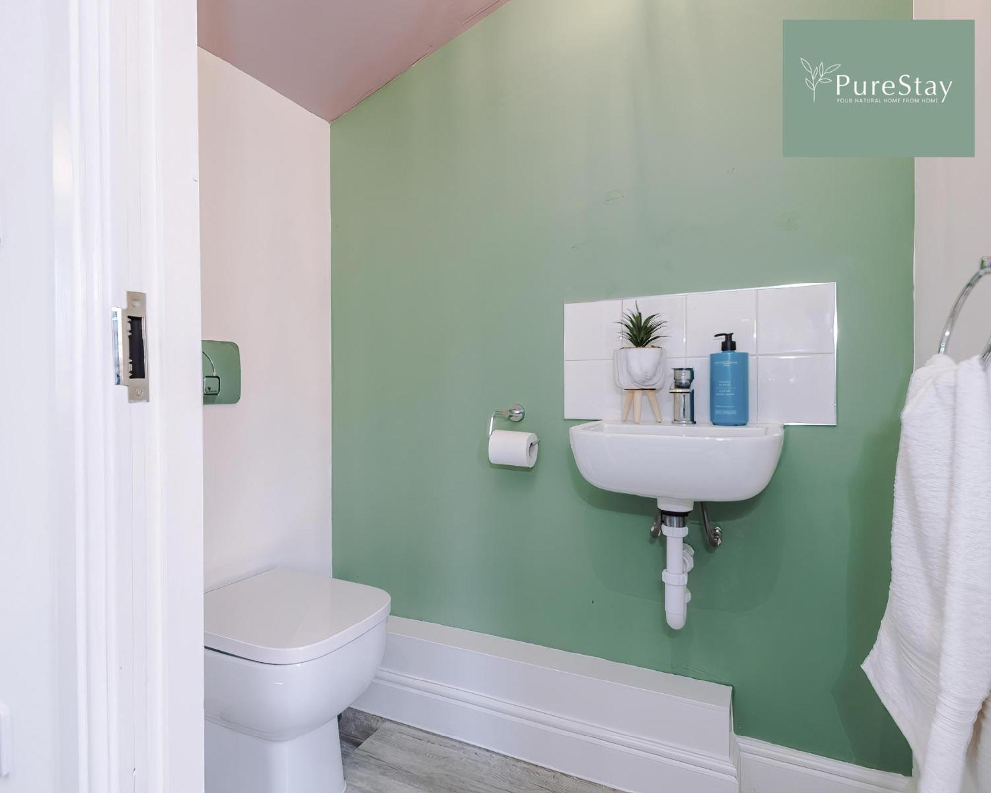Stunning Five Bedroom Manchester House With Free Parking By Purestay Short Lets & Serviced Accommodation エクステリア 写真