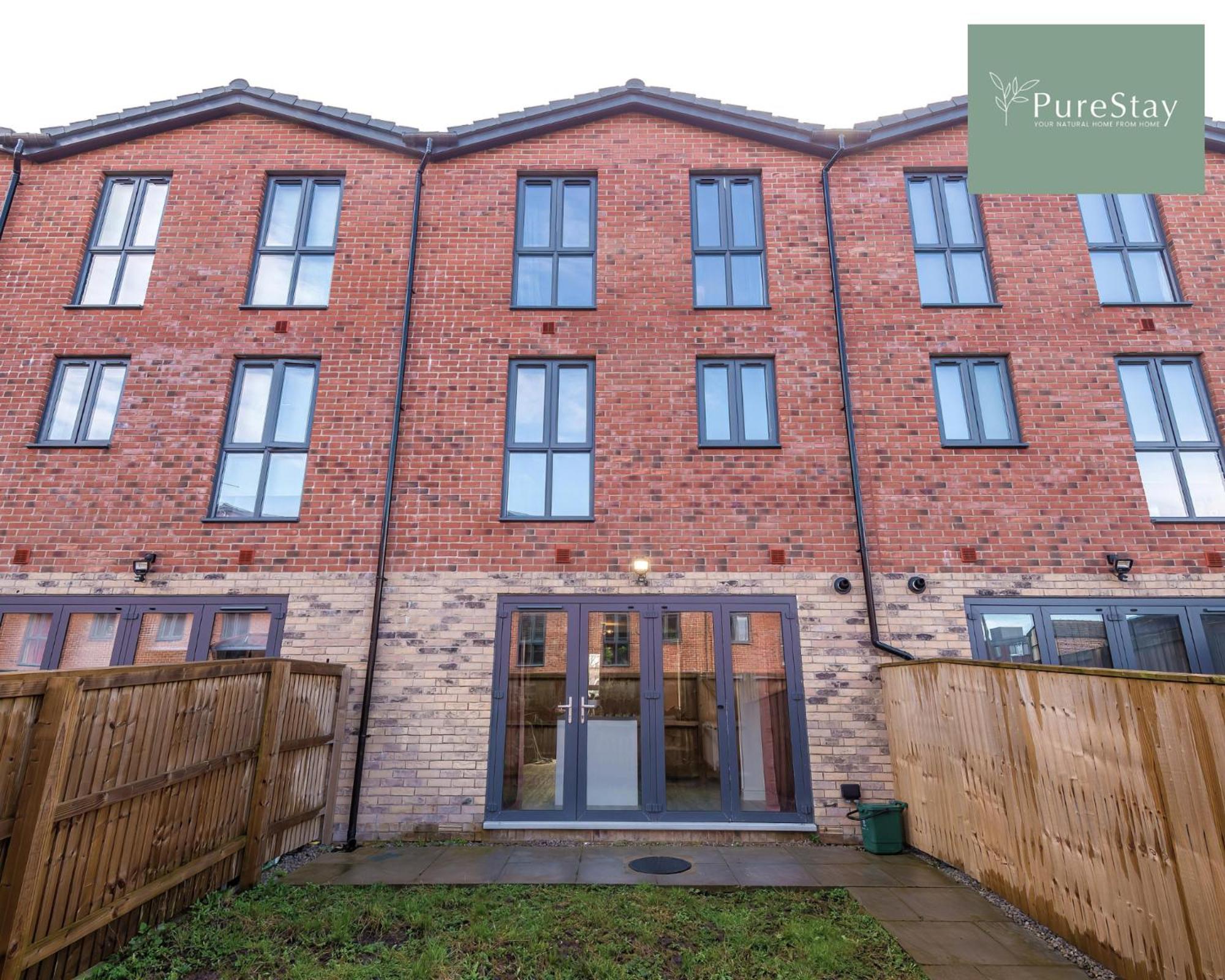 Stunning Five Bedroom Manchester House With Free Parking By Purestay Short Lets & Serviced Accommodation エクステリア 写真