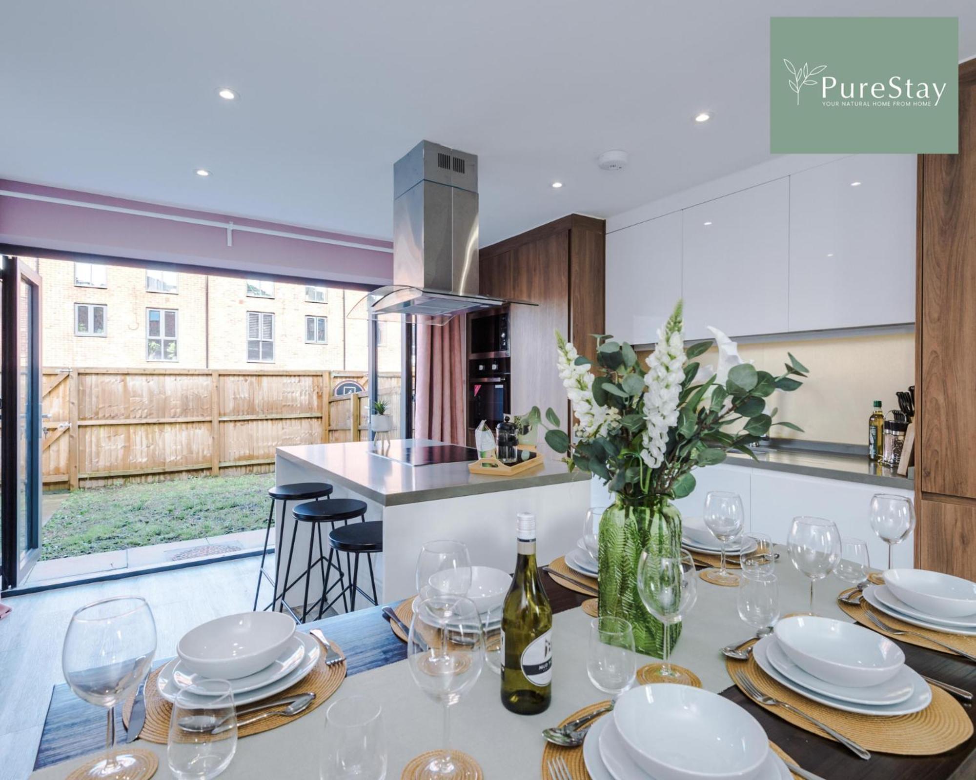 Stunning Five Bedroom Manchester House With Free Parking By Purestay Short Lets & Serviced Accommodation エクステリア 写真