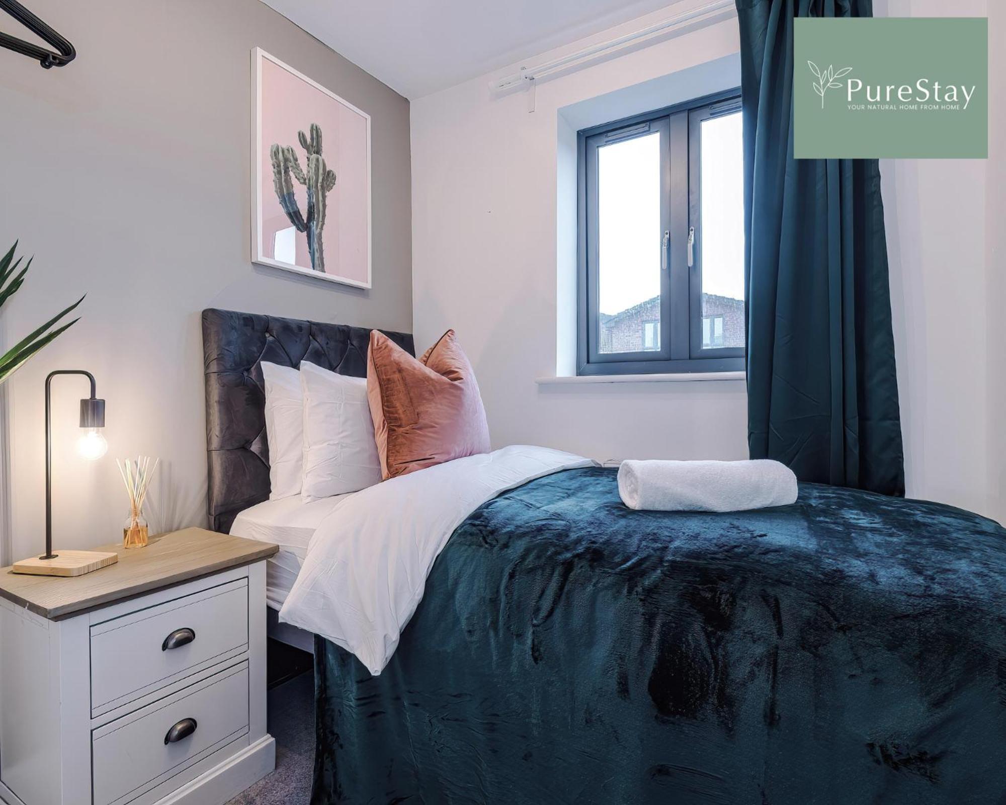 Stunning Five Bedroom Manchester House With Free Parking By Purestay Short Lets & Serviced Accommodation エクステリア 写真