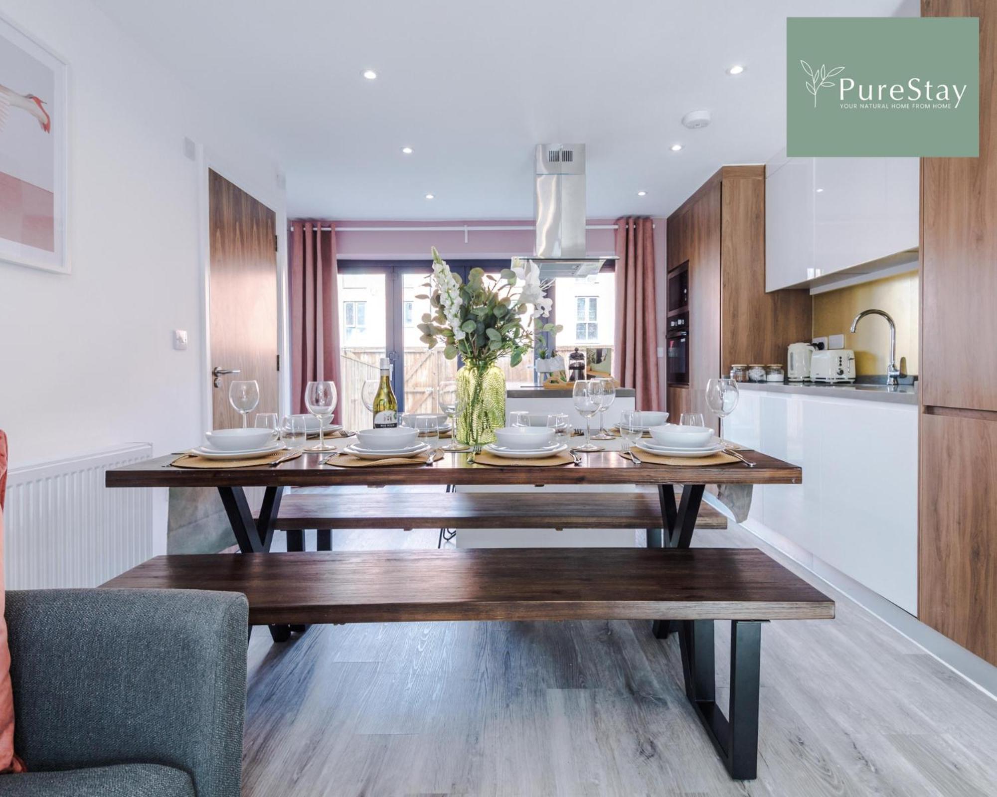 Stunning Five Bedroom Manchester House With Free Parking By Purestay Short Lets & Serviced Accommodation エクステリア 写真